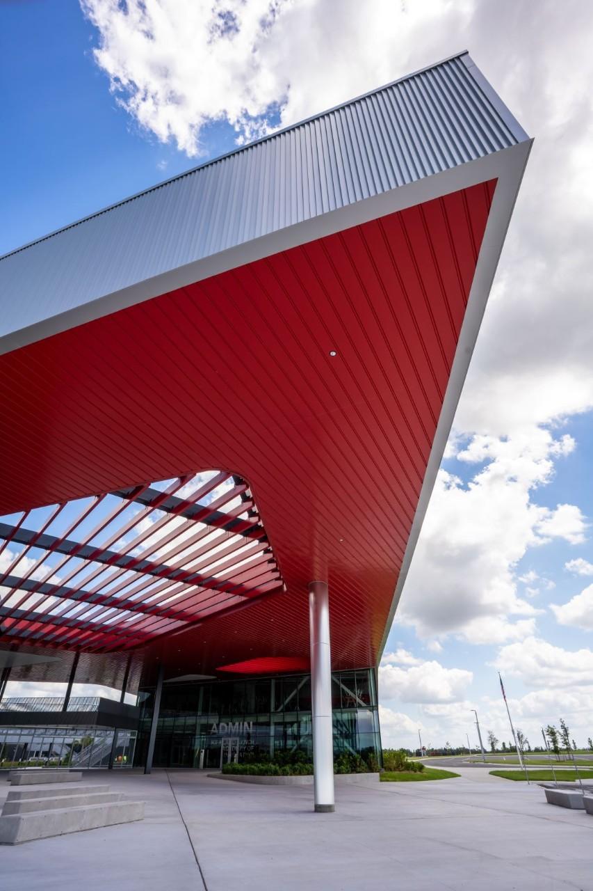 Pulse panels with a multi-depth profile across a building façade